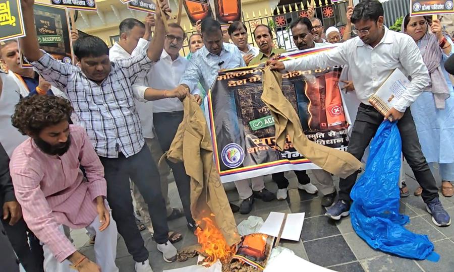 1 सितम्बर 2026 को RSS मुख्यालय दिल्ली के बाहर डॉ. उदित राज के नेतृत्व में मनुस्मृति और संघ की ड्रेस जलाकर विरोध प्रदर्शन किया